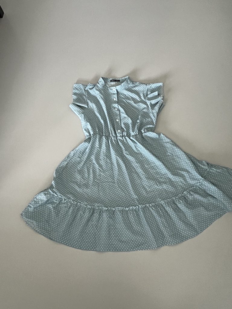 BLAUWE JURK MET WITTE BOLLETJES