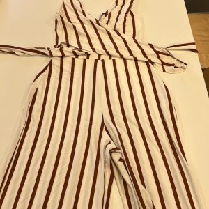 JUMPSUIT WIT MET BRUINE STREPEN