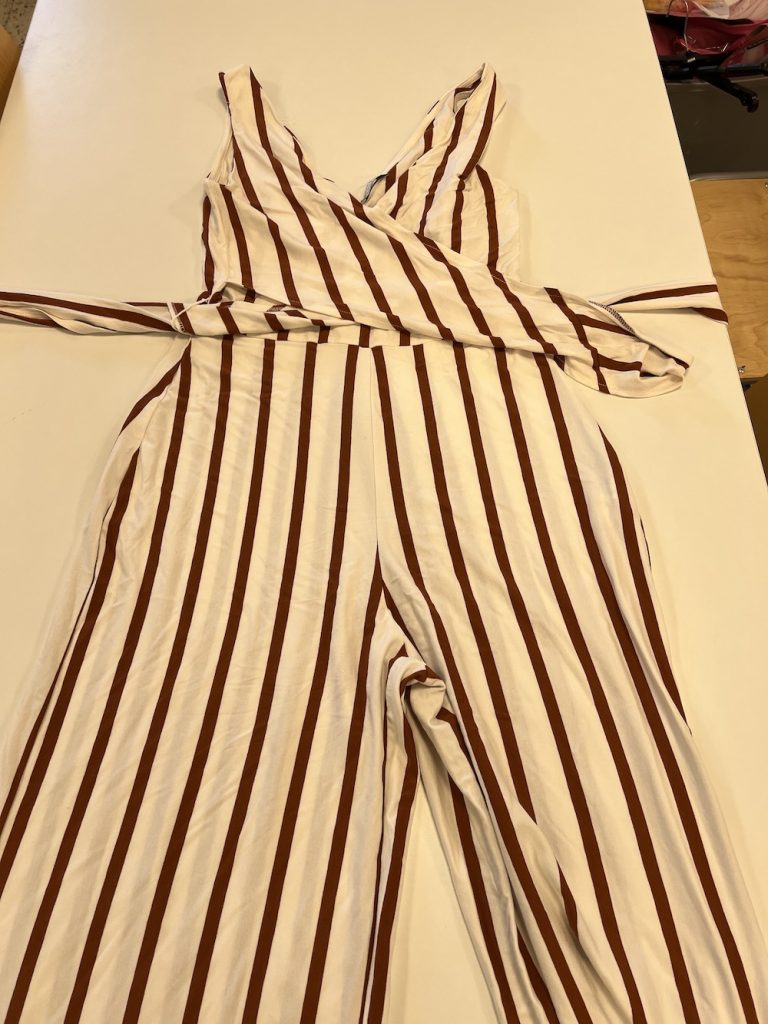 JUMPSUIT WIT MET BRUINE STREPEN