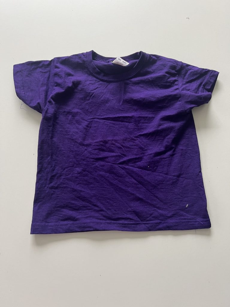 PAARSE T-SHIRTS OM OP TE SPELDEN