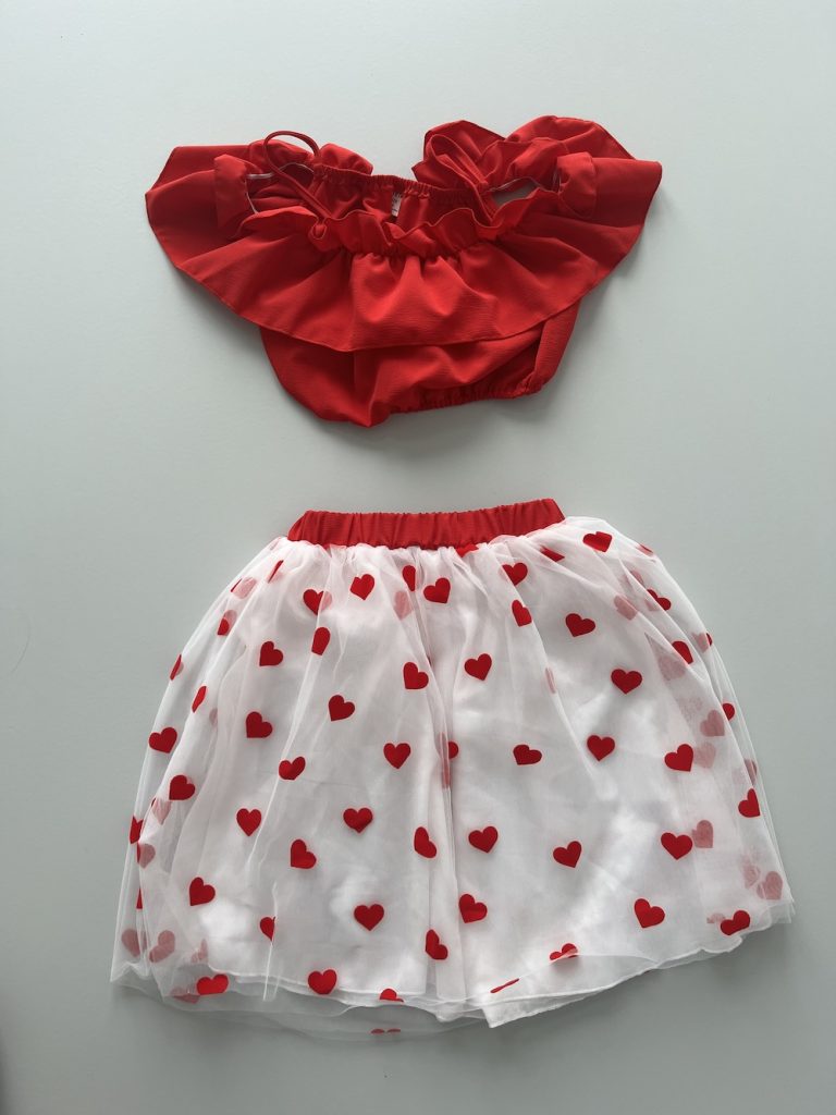 SETJE WITTE ROK MET HARTJES EN ROOD TOPJE