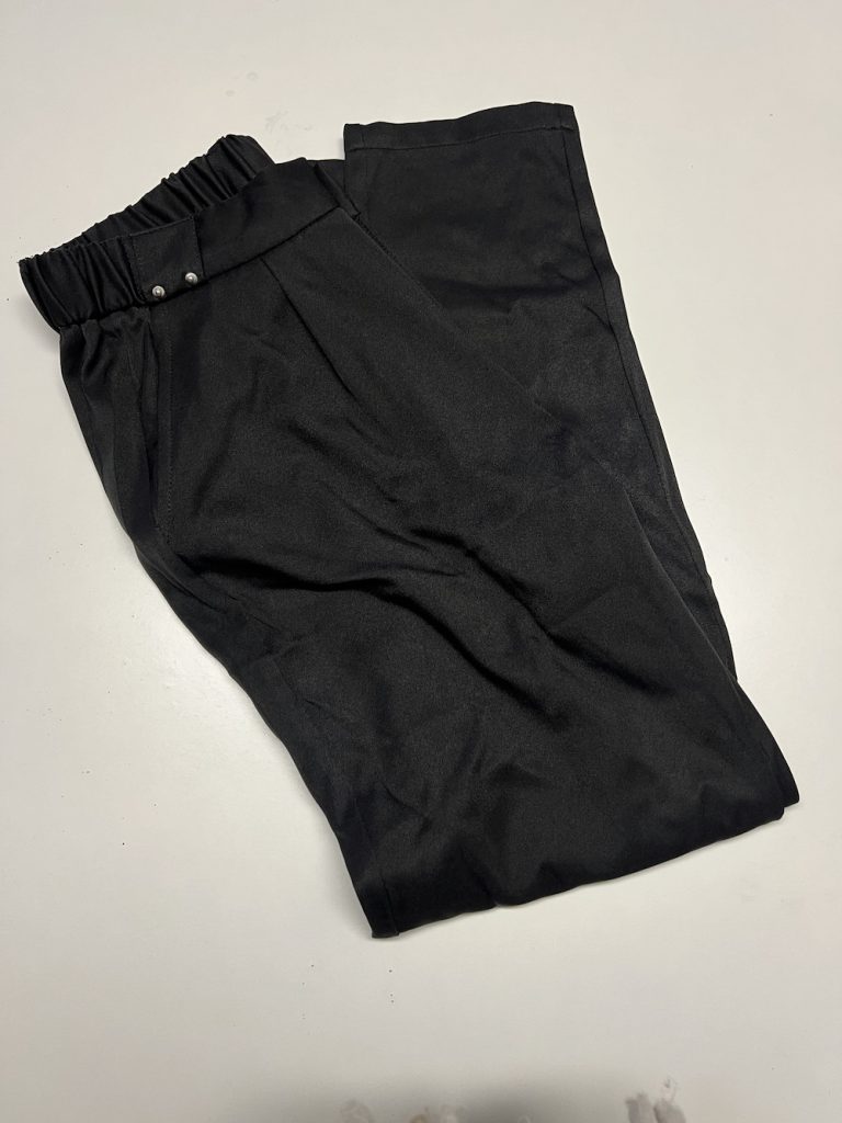 ZWARTE LANGE BROEK MET KNOP